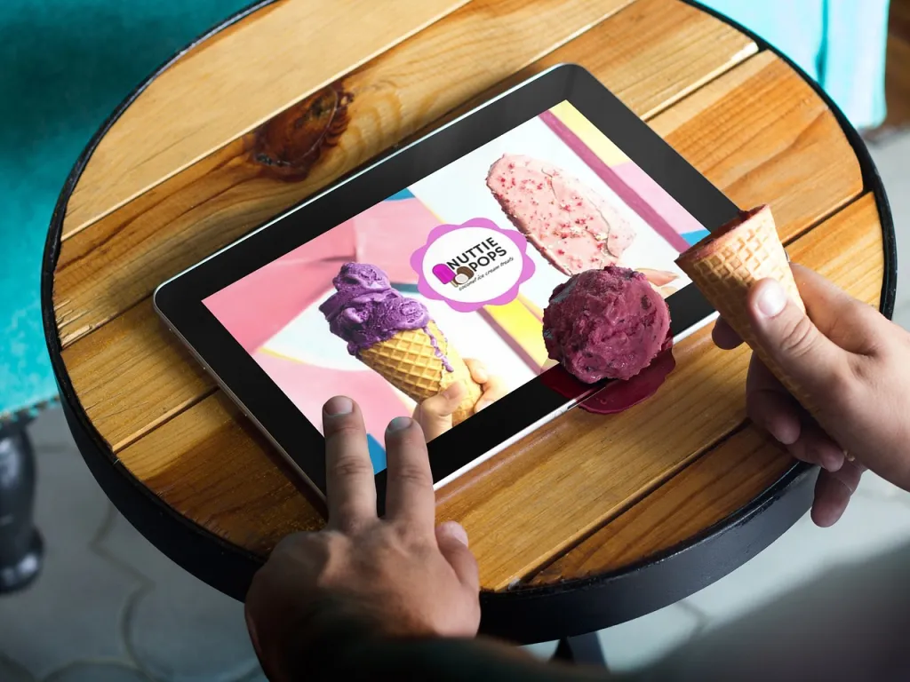 Ein Produktentwickler nutzt digitale Workflows in der Produktentwicklung auf einem Tablet zur Konzeption neuer Eiscreme-Sorten.