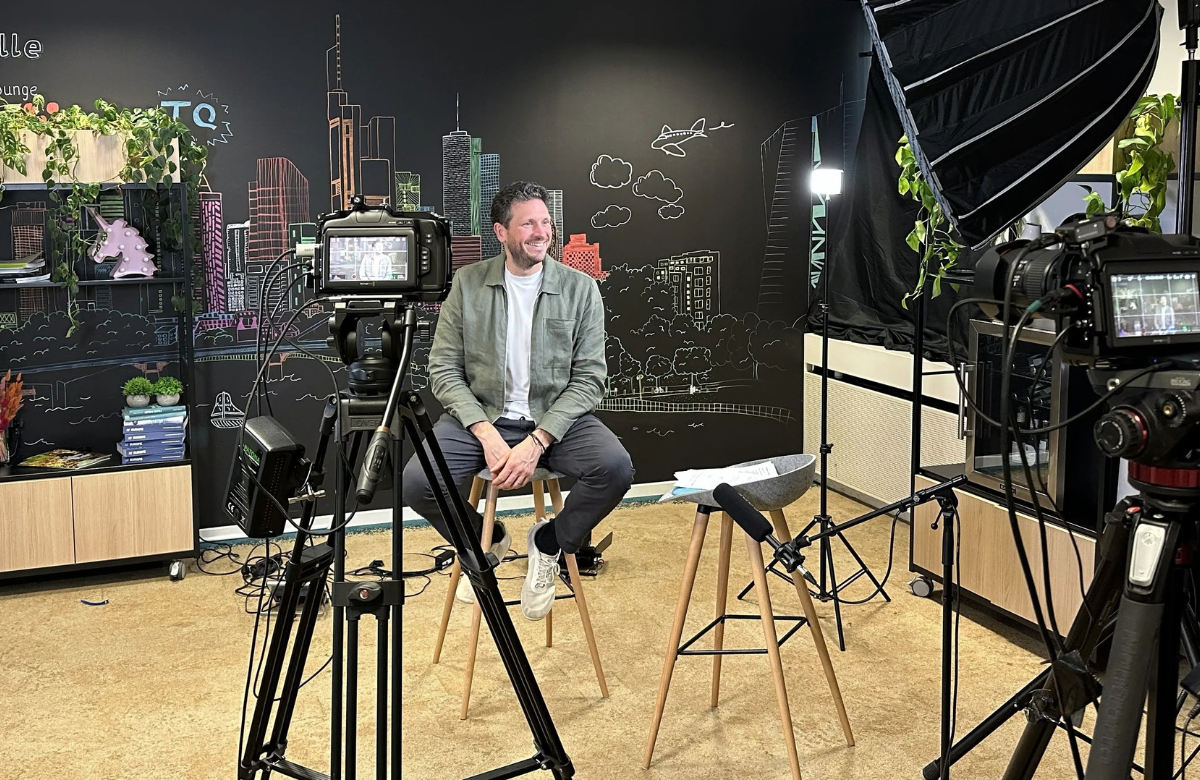 Umyno-Gründer Christian im Video-Studio bei der Aufzeichnung für die Frankfurt Business Change Makers der Wirtschaftsförderung Frankfurt.